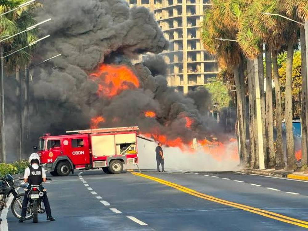 ¡ALERTA EN LA GEORGE WASHINGTON! Camión de combustible se incendia y provoca derrame