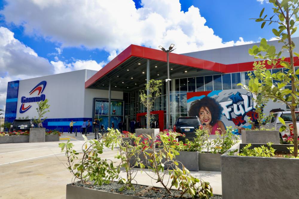 INCENDIO EN TIENDA GARRIDO GENERA EMERGENCIA EN LA AVENIDA DUARTE