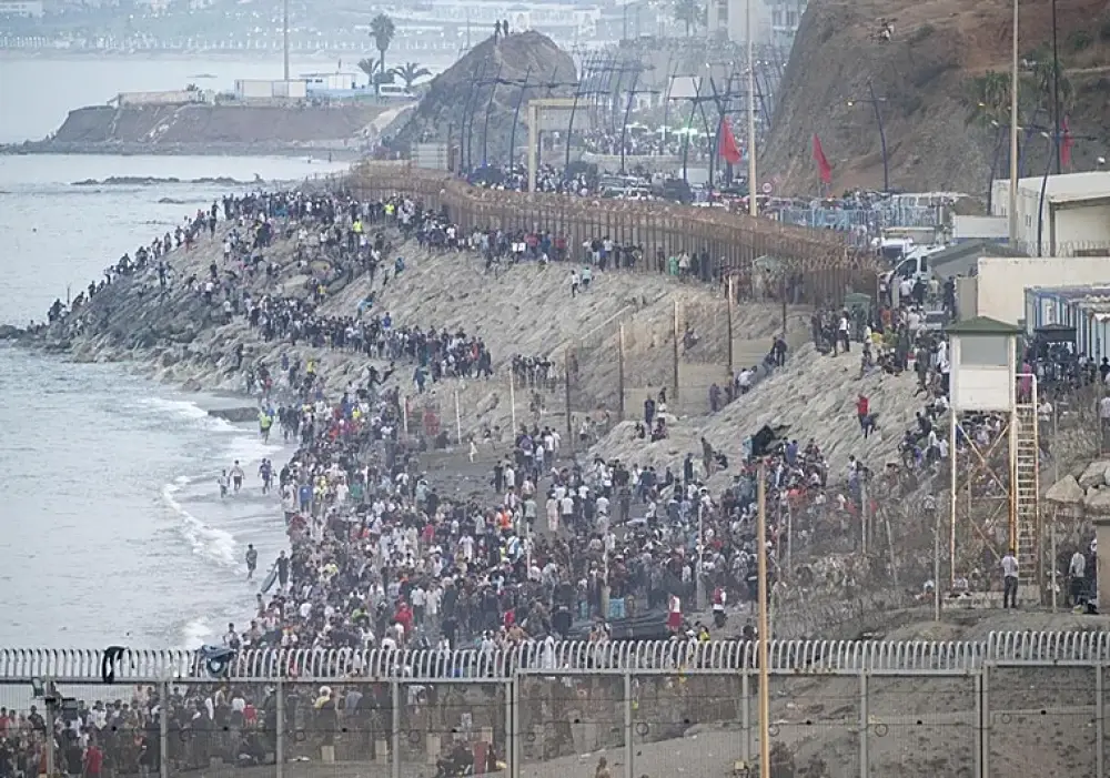 Miles de migrantes emprenden el regreso a Marruecos tras el cruce masivo hacia Ceuta