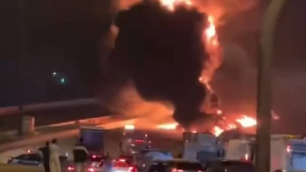 REPORTAN INCENDIO EN EMBAJADA DE EE. UU. EN RIAD TRAS EXPLOSIONES